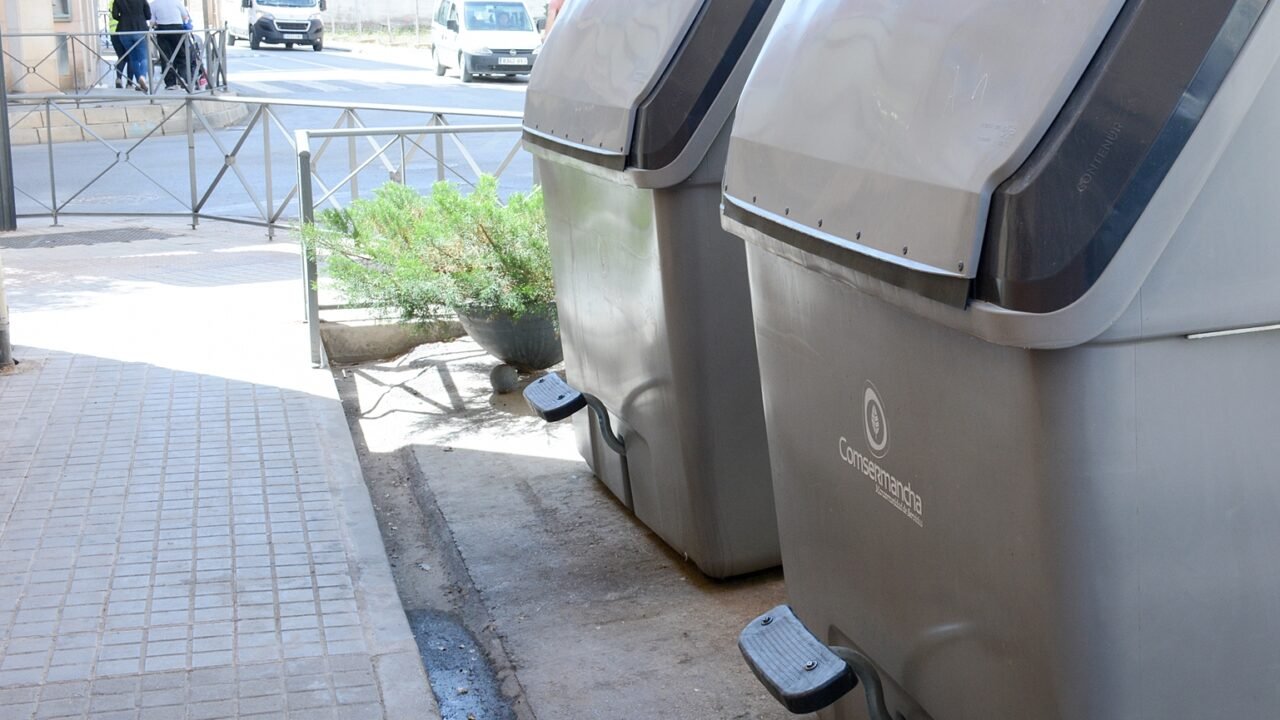 Prohibición de depositar muebles y electrodomésticos en contenedores públicos