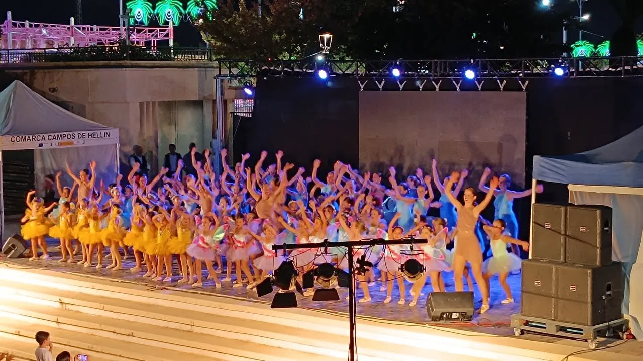 La Escuela Municipal de Danza de Hellín deslumbra con "No dejes de soñar" en la Feria