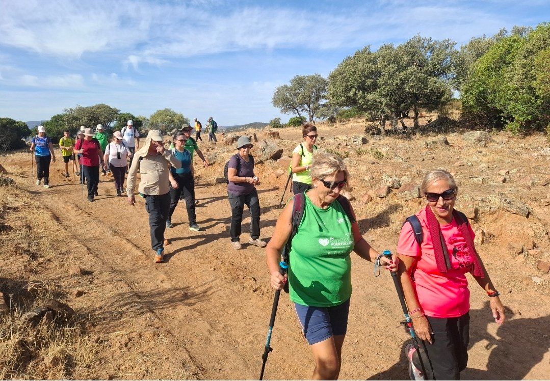 Una treintena de senderistas recorren el Valle de Alcudia en Alamillo con el Patronato Municipal de Deportes