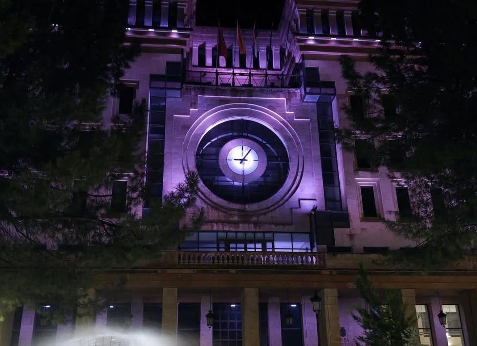 El Ayuntamiento de Albacete ilumina edificios en conmemoración del Día Internacional de las Mastocitosis