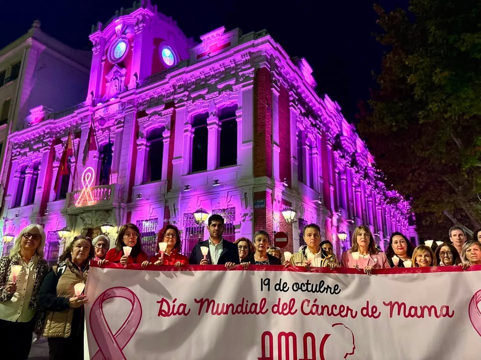 Albacete se tiñe de rosa en apoyo a las mujeres afectadas por el cáncer de mama y ginecológico