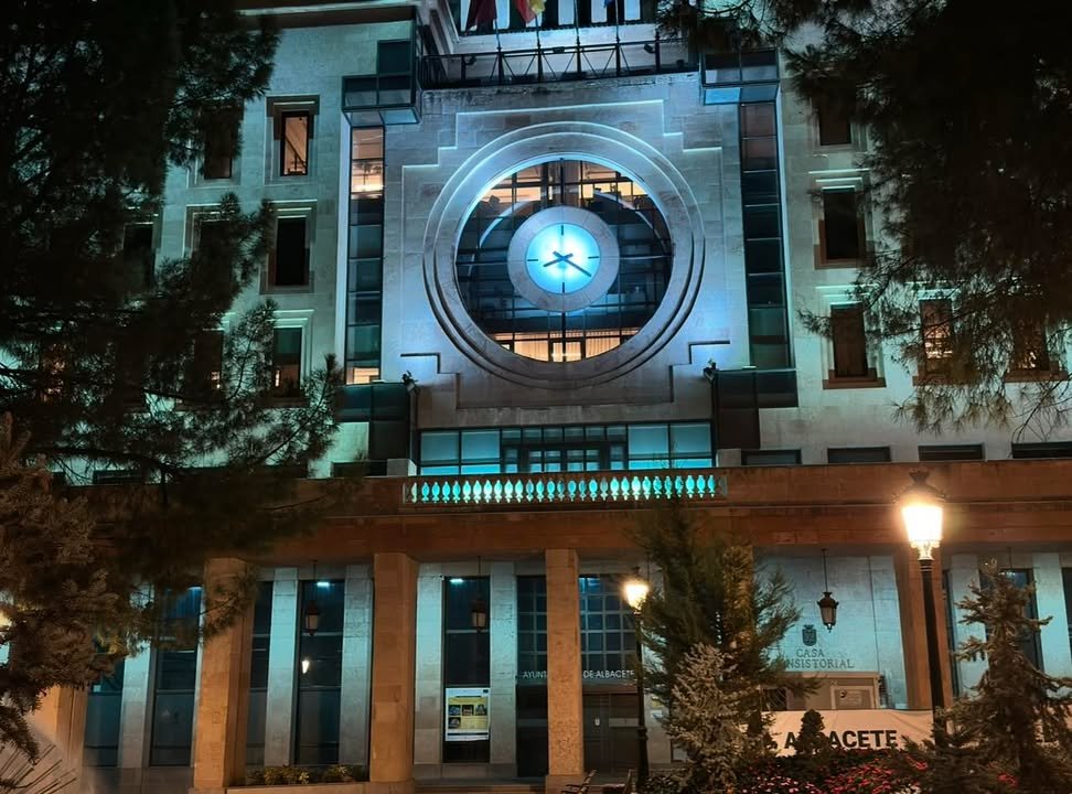 El Ayuntamiento de Albacete ilumina sus edificios en conmemoración del Día Internacional del Síndrome de Taquicardia Postural