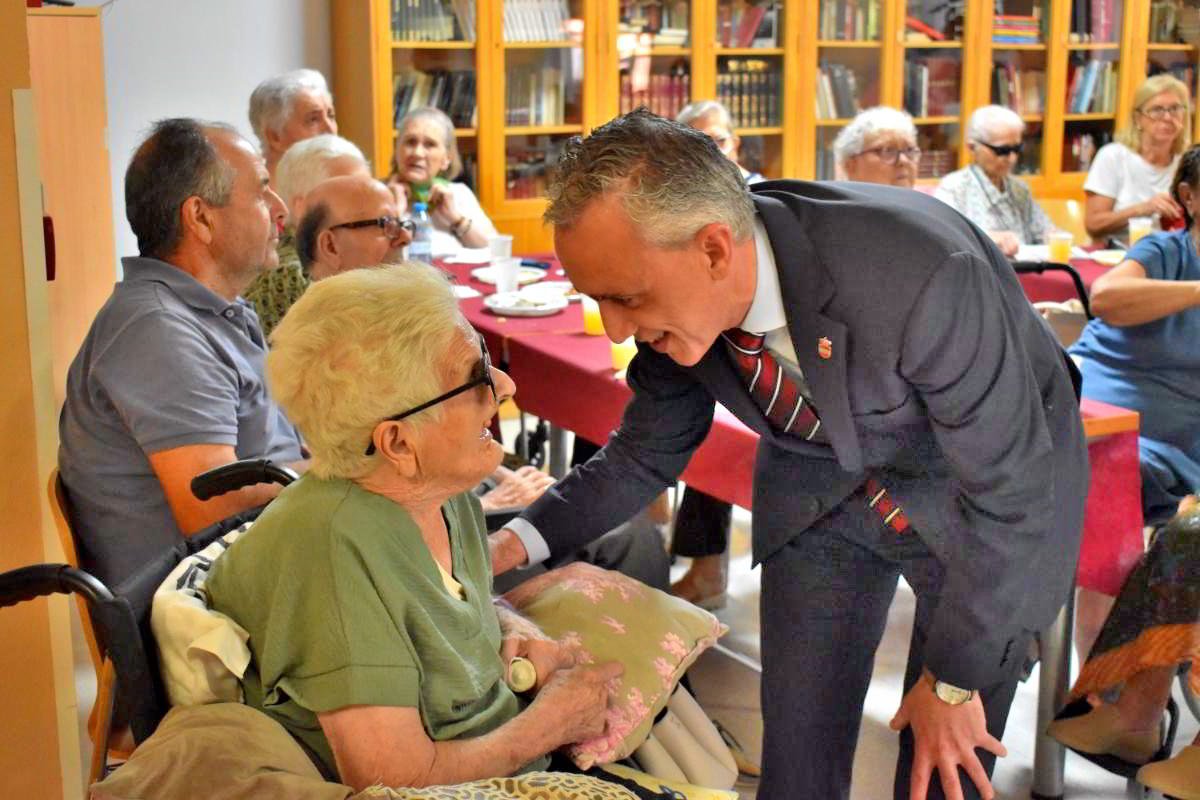El alcalde de Puertollano, Miguel Ángel Ruiz, rinde homenaje a los mayores en "Las Pocitas del Prior"