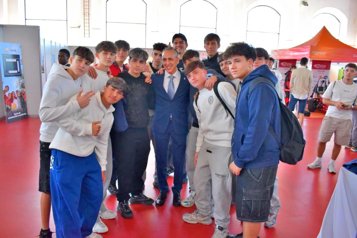 El alcalde de Puertollano anima a los jóvenes a explorar su futuro en la Feria de Orientación Académica
