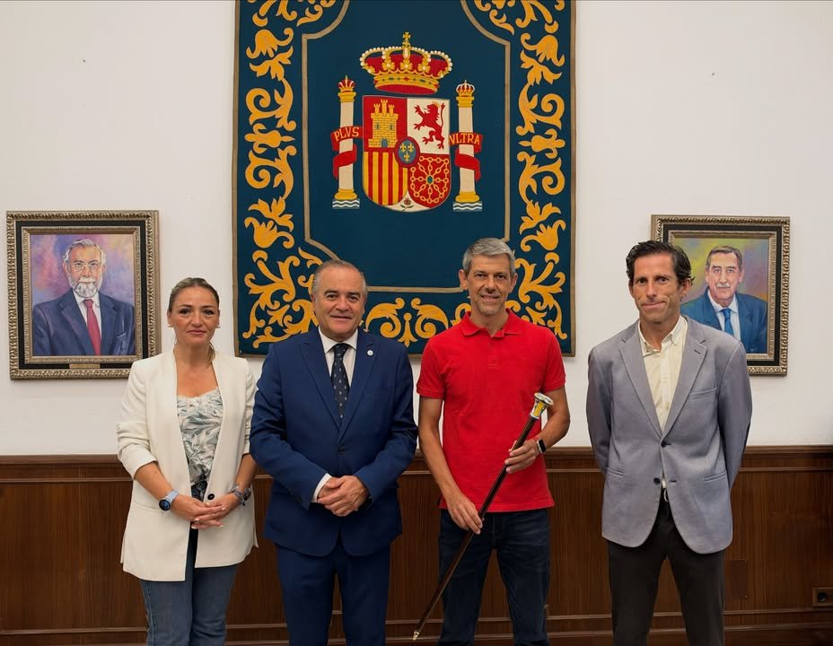 Gregorio recibe a David Aznar tras su triunfo como campeón del mundo Sub-20 en Talavera