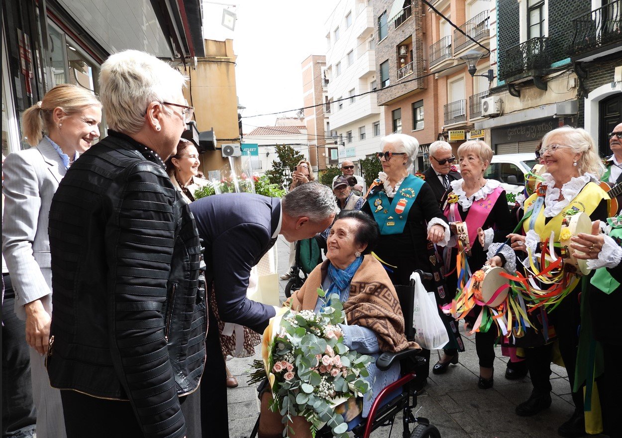 La ciudad de Puertollano rinde tributo a Benita León en su centenario con flores y música