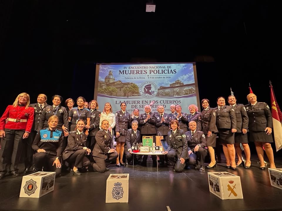 Muñoz anima a las mujeres policías de Talavera a construir una fuerza más profesional y humana